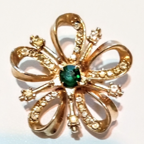 Floral Brooch with Emerald Green Center and Clear Crystal Rhinestones Vintage - Picture 1 of 3